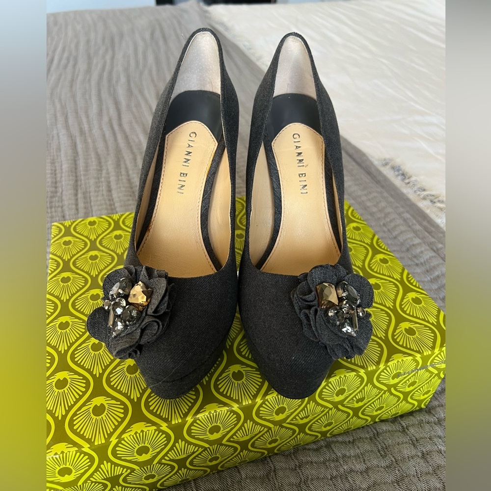 Gianni Bini Gray Fabric platform 4” Pumps